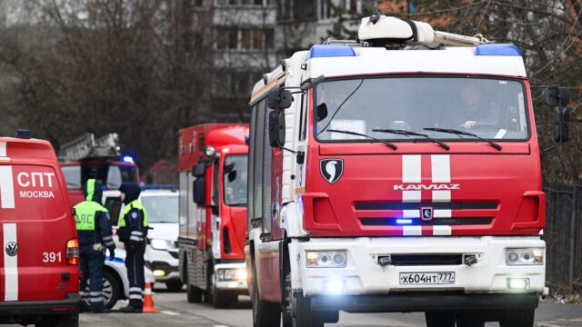 Более 600 человек эвакуировали из горящего здания администрации в Москве Пожарная машина - РИА Новости, 1920, 25.05.2026