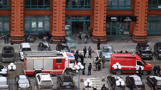 Сотрудники правоохранительных органов на месте взрыва в жилом комплексе Алые паруса - РИА Новости, 1920, 14.05.2026