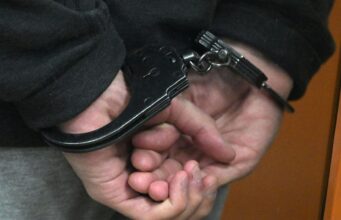 Американский боец ММА Сторли был арестован по обвинению в сексуальном насилии Наручники на руках - РИА Новости, 1920, 20.05.2026