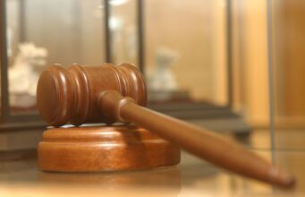 Дело экс-полицейского о взятках не поступало в суд Красноярска Молоток судьи - РИА Новости, 1920, 13.05.2026