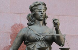 Грабивших бойцов СВО в Шереметьево приговорили к срокам до 17 лет Статуя богини Фемиды у здания Одинцовского городского суда - РИА Новости, 1920, 20.05.2026