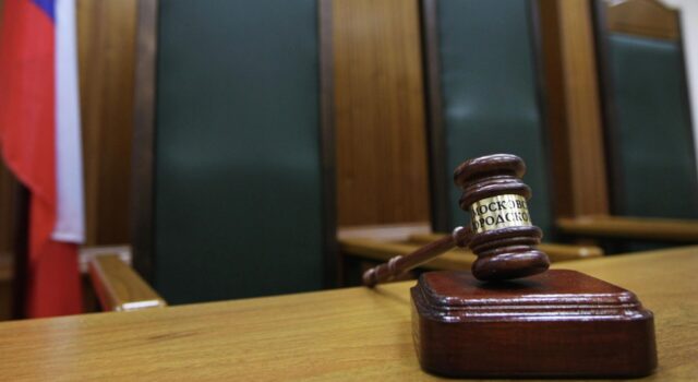 Суд дал 6,5 года фигуранту дела о призывах к военным действиям против России Кресло судьи в зале заседаний суда - РИА Новости, 1920, 20.05.2026