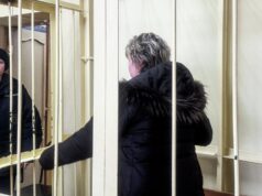 Обвиняемая в похищении девятилетней девочки в Смоленске не признает вину Обвиняемая в похищении девочки в Смоленске сожительница (справа) в Заднепровский районный суд Смоленска - РИА Новости, 1920, 15.05.2026
