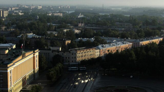 Вид на площадь и здание Новгородской областной администрации в Великом Новгороде - РИА Новости, 1920, 01.05.2026