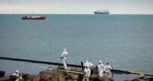 Около Туапсинского НПЗ ликвидировали разлив нефти и сделали земляной вал Очистка побережья в Туапсе от нефтепродуктов - РИА Новости, 1920, 20.05.2026
