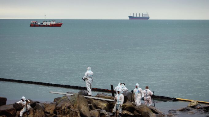 Около Туапсинского НПЗ ликвидировали разлив нефти и сделали земляной вал Очистка побережья в Туапсе от нефтепродуктов - РИА Новости, 1920, 20.05.2026