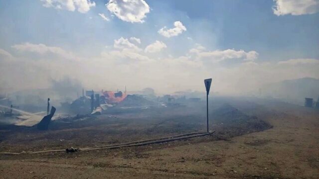 Сгоревшие дома и постройки в селе Кучерово Красноярского края - РИА Новости, 1920, 03.05.2026