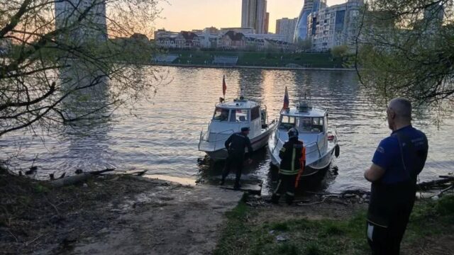 На месте происшествия в Красногорске, где перевернулся катамаран - РИА Новости, 1920, 03.05.2026