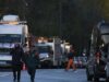 Сотрудники МЧС у здания на западе Москвы, в которое попал беспилотник - РИА Новости, 1920, 04.05.2026