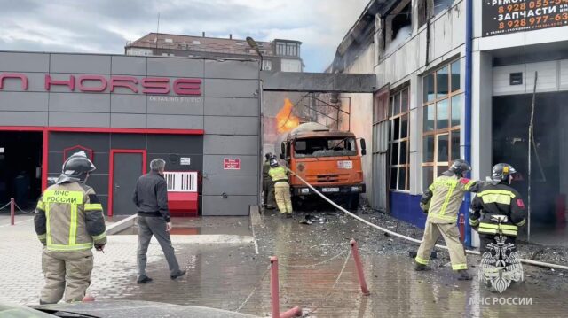 Ликвидация пожара в здании техстанции в дагестанском Каспийске - РИА Новости, 1920, 07.05.2026