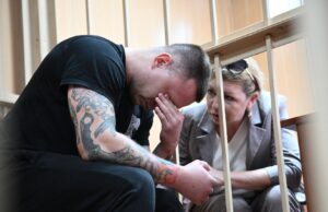 Максима Завирюху, сбившего актрису Добромилову, отправили под домашний арест Байкер Максим Завирюха в Никулинском районном суде Москвы перед заседанием по избранию меры пресечения - РИА Новости, 1920, 07.05.2026