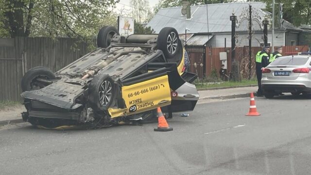 Автомобиль такси опрокинулся в результате ДТП в деревне Пехорка в Подмосковье - РИА Новости, 1920, 10.05.2026
