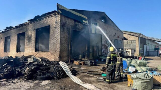 Сотрудники МЧС ликвидируют пожар на складе с автомобильными запчастями в Уссурийске Приморского края - РИА Новости, 1920, 12.05.2026