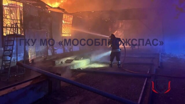 Сотрудники МЧС ликвидируют пожар в производственном здании в Мытищах - РИА Новости, 1920, 13.05.2026