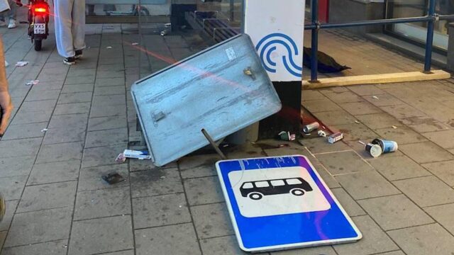 Последствия наезда автомобиля на остановку общественного транспорта в центре Москвы - РИА Новости, 1920, 14.05.2026