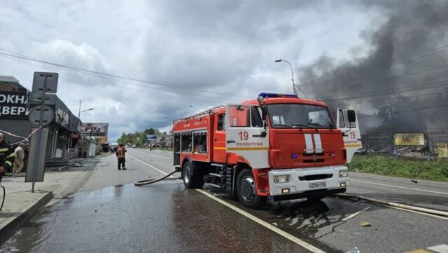 Один из пострадавших из-за взрыва на АЗС в Пятигорске умер в медучреждении Дым на месте взрыва в Пятигорске - РИА Новости, 1920, 19.05.2026