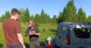 В Самарской области полицейские нашли заблудившихся в лесу пенсионера с внуком Сотрудники полиции Самарской области нашли пожилого мужчину с четырехлетним внуком, заблудившихся на машине в лесу - РИА Новости, 1920, 17.05.2026