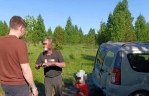 В Самарской области полицейские нашли заблудившихся в лесу пенсионера с внуком Сотрудники полиции Самарской области нашли пожилого мужчину с четырехлетним внуком, заблудившихся на машине в лесу - РИА Новости, 1920, 17.05.2026