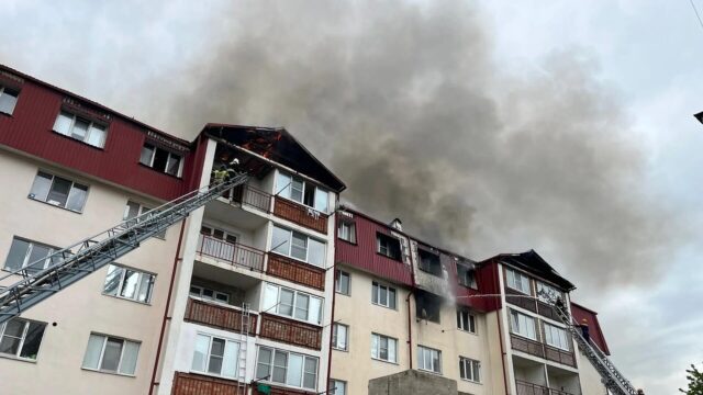 В Нальчике на площади 450 квадратных метров загорелась кровля многоэтажного дома Ликвидация пожара в многоэтажном доме в Нальчике - РИА Новости, 1920, 18.05.2026