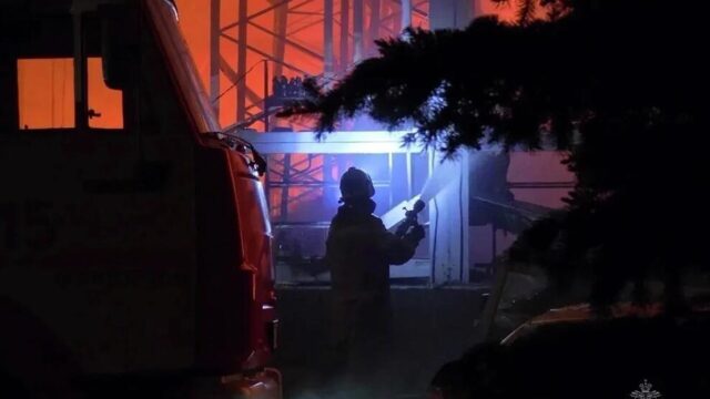 В Макеевке при вспыхнувшем после атаки ВСУ пожаре погибла женщина Пожар на территории кондитерской компании в Макеевке в ДНР - РИА Новости, 1920, 22.05.2026