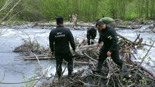 МЧС: спасатели нашли тело россиянки, упавшей в горную реку в Южной Осетии Поиск россиянки, упавшей в реку в селе Згубир в Южной Осетии - РИА Новости, 1920, 24.05.2026