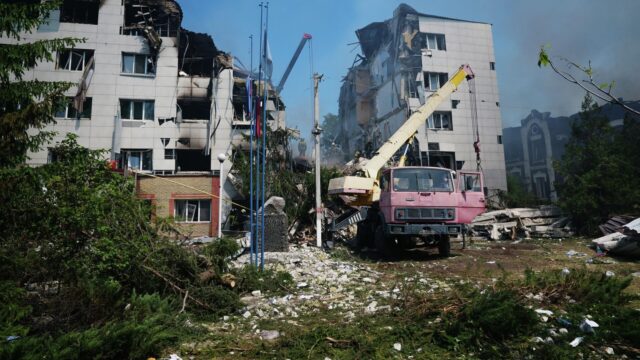 Сотрудники МЧС РФ работают на месте обрушения здания общежития Старобельского колледжа в ЛНР - РИА Новости, 1920, 22.05.2026