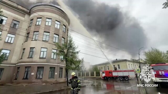 Пожар в здании научно-исследовательского института в Иркутске - РИА Новости, 1920, 23.05.2026