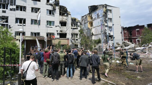Представители СМИ из 19 стран на месте трагедии в Старобельске в ЛНР - РИА Новости, 1920, 25.05.2026