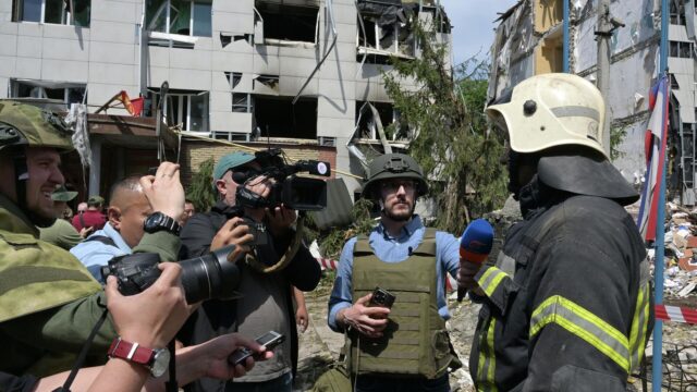Американский журналист Хелали: Россия должна добиться всех целей СВО Представители СМИ из 19 стран на месте трагедии в Старобельске в ЛНР - РИА Новости, 1920, 24.05.2026
