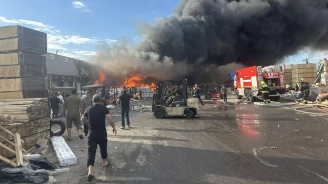 Пожар в торговых павильонах на рынке Тополек в Новой Москве - РИА Новости, 1920, 24.05.2026