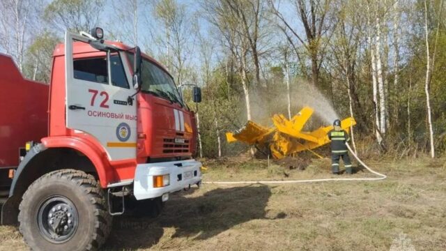 Сотрудники МЧС на месте жесткой посадки легкомоторного самолета в Красноярском крае - РИА Новости, 1920, 27.05.2026
