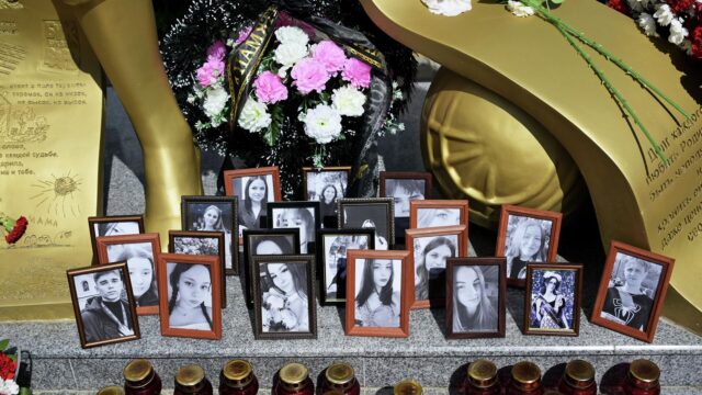 На форуме по безопасности объявили минуту молчания в память о погибших в ЛНР Стихийный мемориал в знак траура по жертвам атаки ВСУ на Старобельск - РИА Новости, 1920, 28.05.2026
