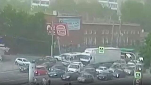 В Челябинске ураганный ветер повалил 30 деревьев и повредил 10 автомобилей Рекламный щит из-за ветра рухнул в Челябинске - РИА Новости, 1920, 27.05.2026
