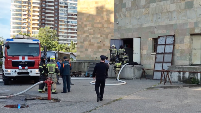 В Махачкале потушили пожар в здании Русского драматического театра Сотрудники МЧС на месте пожара в Русском драматическом театре в Махачкале - РИА Новости, 1920, 28.05.2026