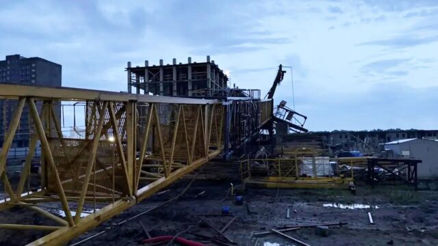 В Тюменской области машинист погиб при обрушении башенного крана во время шторма Упавший башенный кран в Тюменской области - РИА Новости, 1920, 29.05.2026