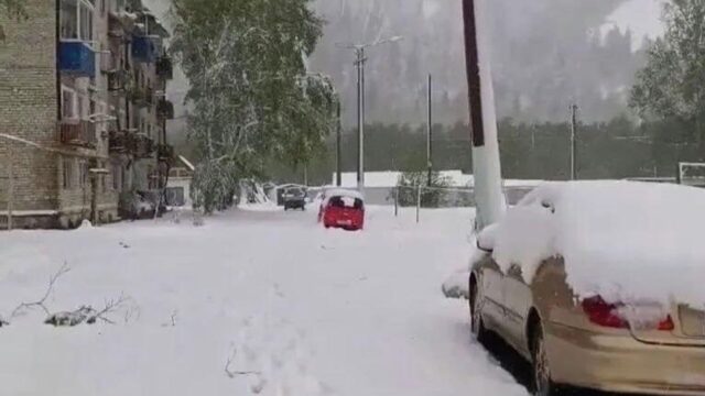 В Хабаровском крае после снегопада появились сугробы за два дня до лета Сугробы после снегопада в Солнечном районе Хабаровского края - РИА Новости, 1920, 30.05.2026