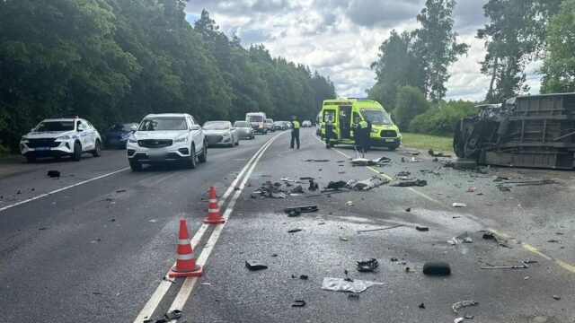 Последствия ДТП с участием трех легковушек и маршрутки в Московской области - РИА Новости, 1920, 31.05.2026
