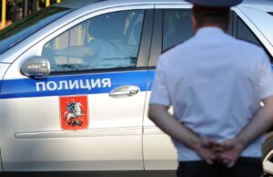 Нижегородский пенсионер отдал более 16,7 миллиона рублей лжесотрудникам ФСБ Полицейский автомобиль и сотрудник полиции - РИА Новости, 1920, 20.05.2026