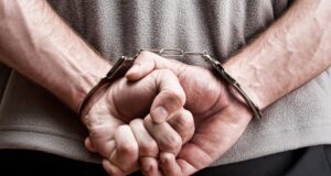 Суд в Москве арестовал до 18 июля мужчину, угрожавшего ножом полицейским Арест - РИА Новости, 1920, 20.05.2026