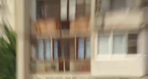 Живут лучшую жизнь: пенсионеры в купальниках загорали прямо на крыше саратовского супермаркета.