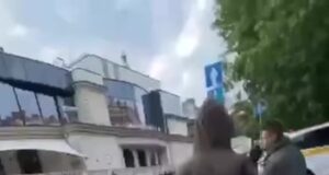 Во время драки возле клуба Тимати в Москве случайный прохожий, который якобы помогал разнять потасов