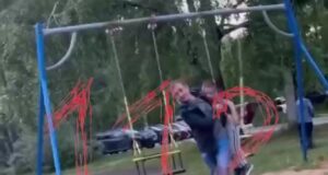 Взрослый мужик избил подростка на детской площадке в Перми. Неадекват бил пацана головой о металличе