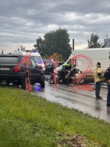 Жёсткое ДТП с пятью машинами произошло на Блюхеровском мосту в Екатеринбурге.