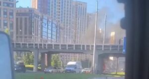 Фельдшеры скорой спасли мужчину из горящей машины, когда везли пациентку в больницу.
