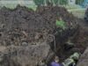 Двух рабочих завалило грунтом на стройке в Набережных Челнах.
