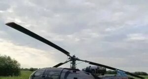 Момент аварийной посадки вертолета в Архангельской области попал на видео.