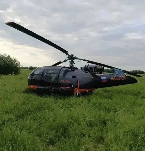 Сцена аварийной посадки вертолета в Архангельской области была запечатлена на видео. Сцена аварийной посадки вертолета в Архангельской области была запечатлена на видео.