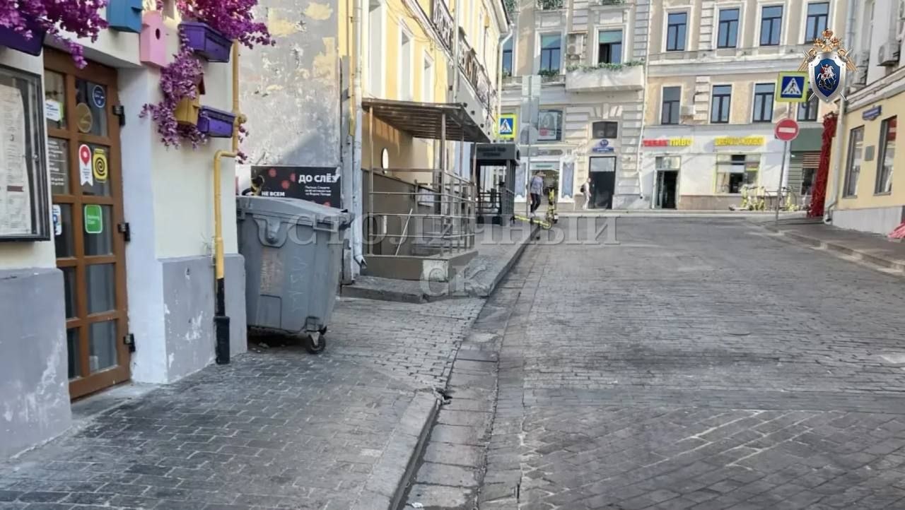 В Москве парень напал на двух молодых людей и чуть не убил их. Он задержан. В Москве парень напал на двух молодых людей и чуть не убил их. Он задержан.