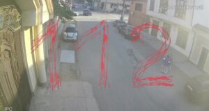 Машина перевернулась после аварии в Махачкале. Ребенок выпал из салона, но чудом не пострадал.