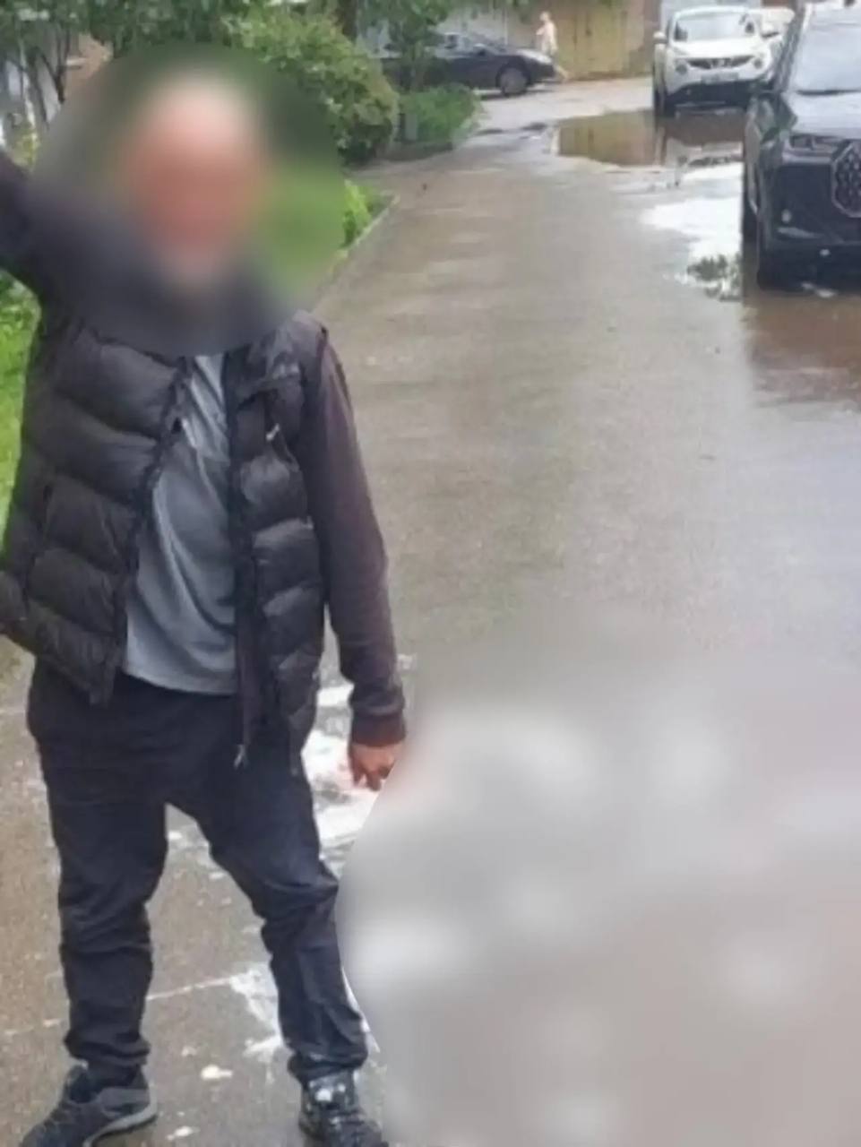 Мужчина из Самары создал рисунок свастики из сметаны на асфальте. Художника быстро задержали.